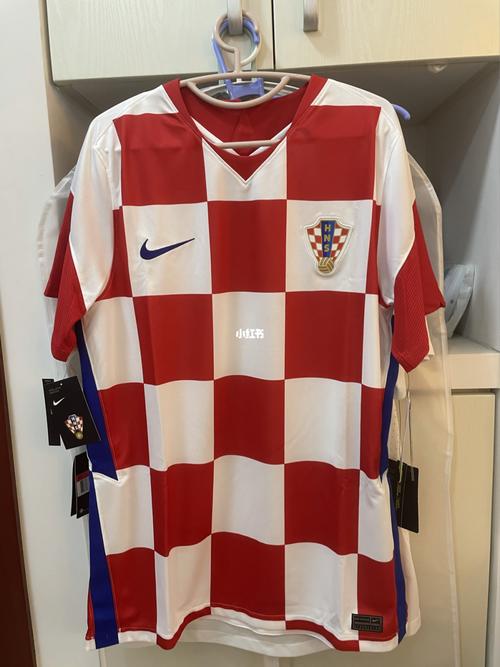 克罗地亚球衣上为什么绣两国国旗
